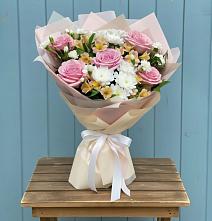 Букет цветов из:  Гвоздики, Орхидеи и Розы в Верещагино