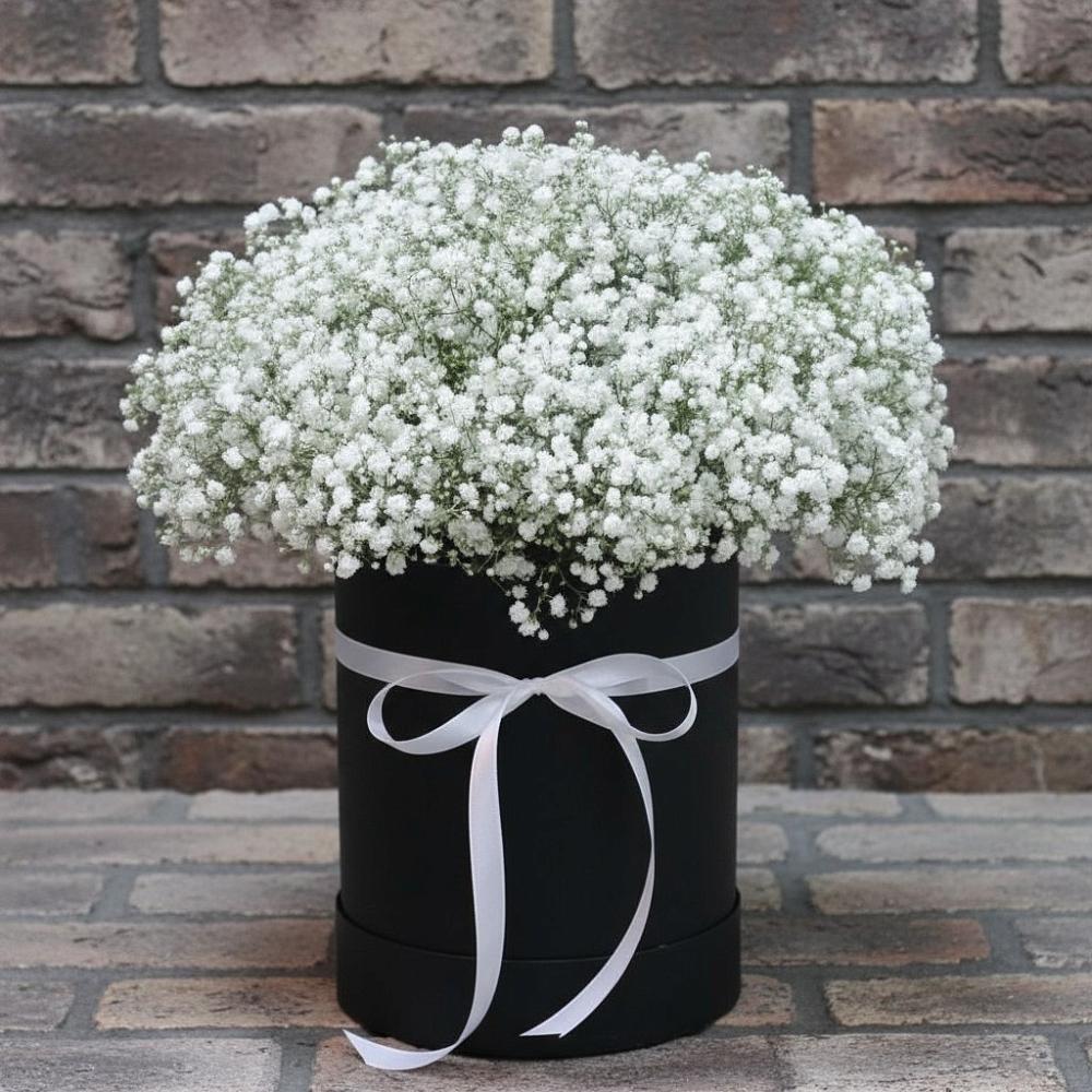 Цветочная композиция из Гипсофила в шляпной коробке в Верещагино