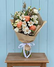 Букет цветов из:  Альстромерии, Лизиантусы, Розы и Хризантемы в Верещагино