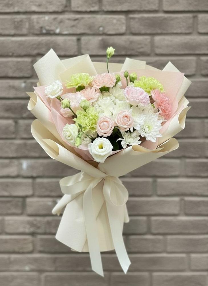 Букет цветов из: Гвоздики, Розы, Лизиантусы и Хризантемы в Верещагино