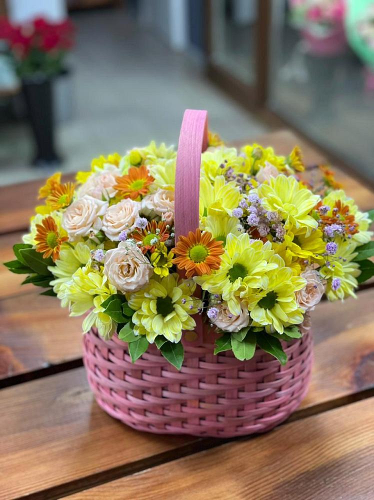 Цветочная композиция из Хризантемы и Розы в корзине в Верещагино