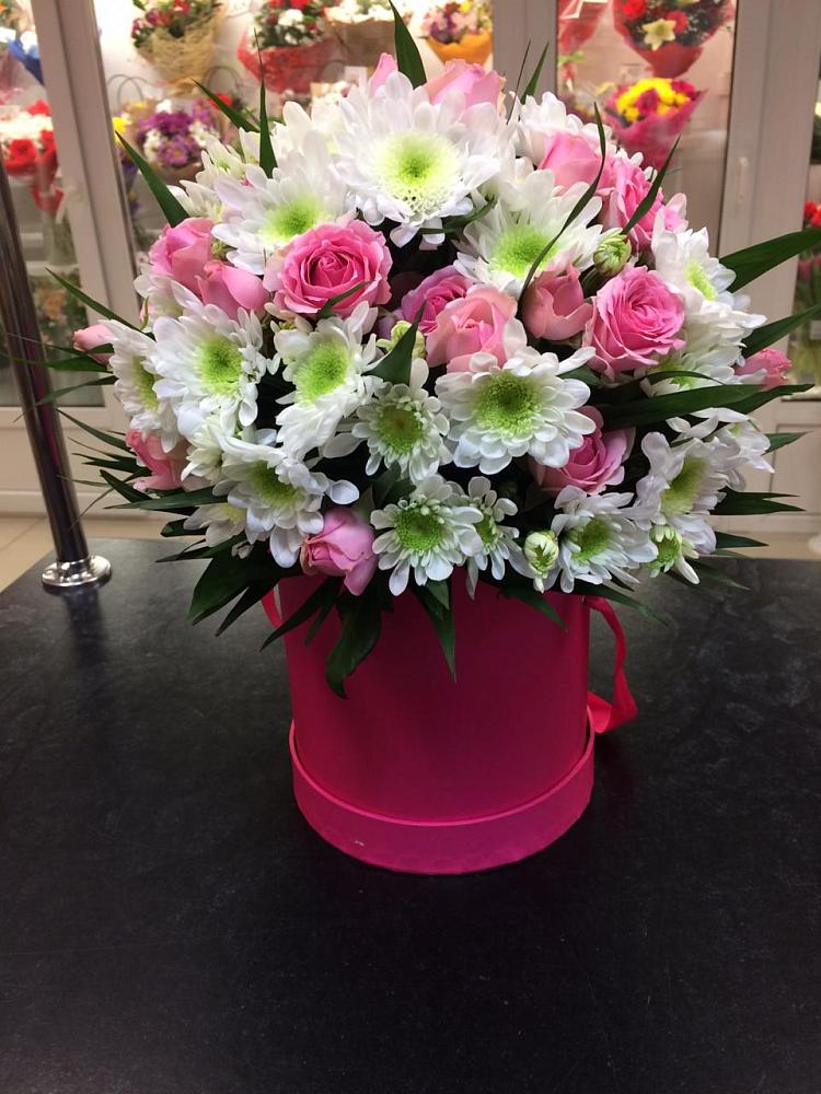 Цветочная композиция из Розы и Хризантемы в шляпной коробке в Верещагино