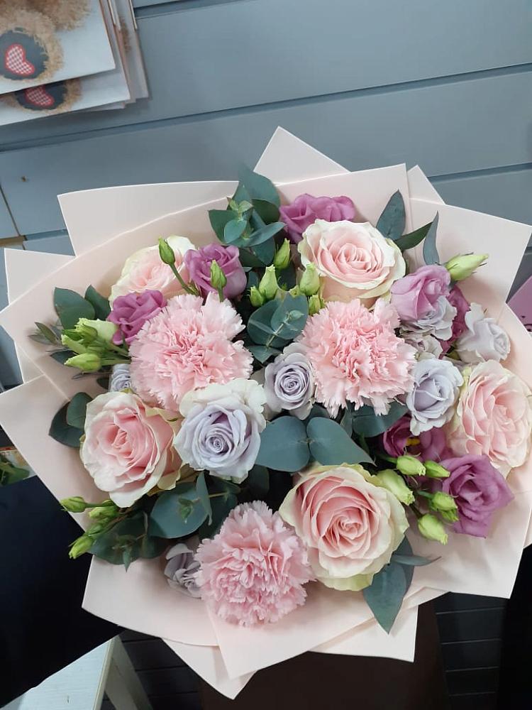 Букет цветов из: Розы, Гвоздики и Лизиантусы в Верещагино